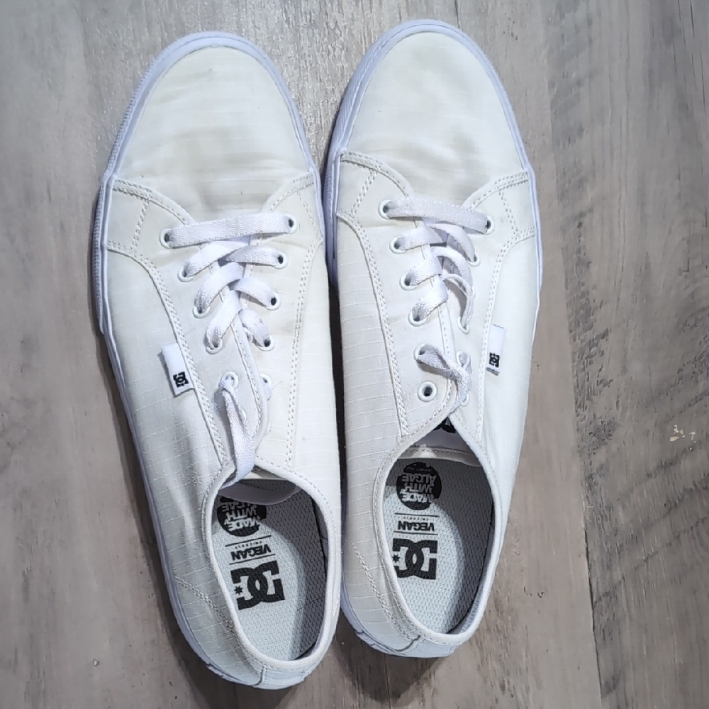 DC Manual Men's Off-White Lace-Up Sneakers